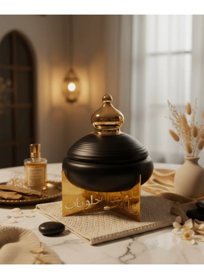 أي كي دي سي مرطبان حلوى معدني مزخرف من AKDC مع غطاء وحامل مرتفع - مرطبان تخزين أنيق باللونين الأسود والذهبي للحلويات والفواكه المجففة والعرض المنزلي، مقاس 22 × 18 سم - Image 2